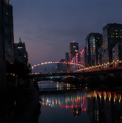 大阪の川に架かる橋の夜景